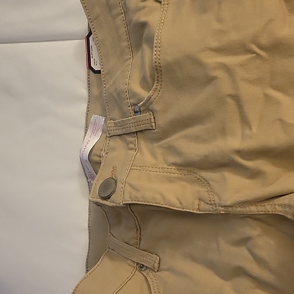 Size 3 pants. They believe r junior size 3. Beige and maroon color